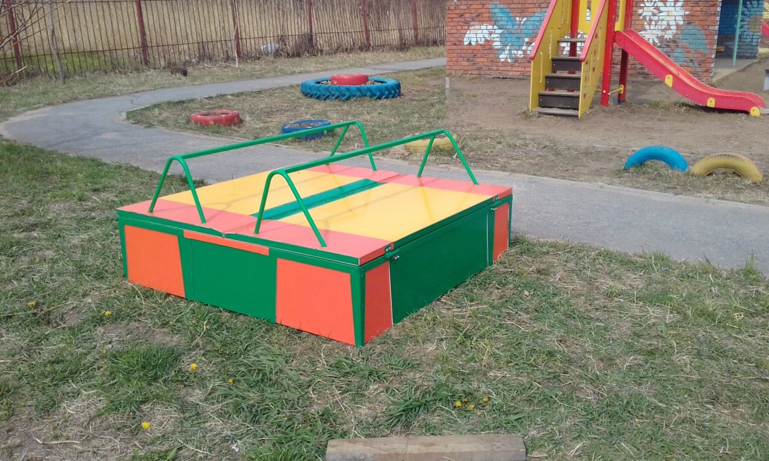 Песочница закрывающаяся