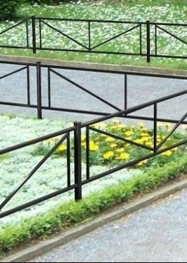 Ограждение газонное выполнено из профильной тубы 20х20 и 15х15мм. Столбы - 40х40мм. Длина секции ...