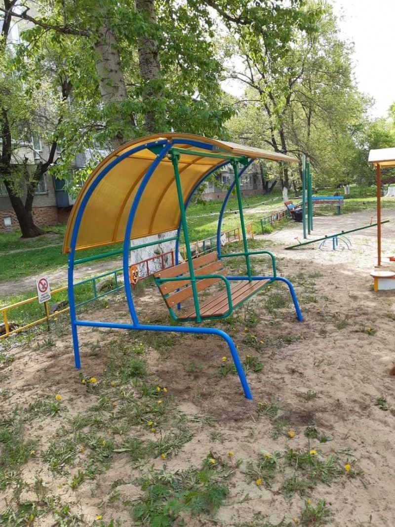 Качели с навесом