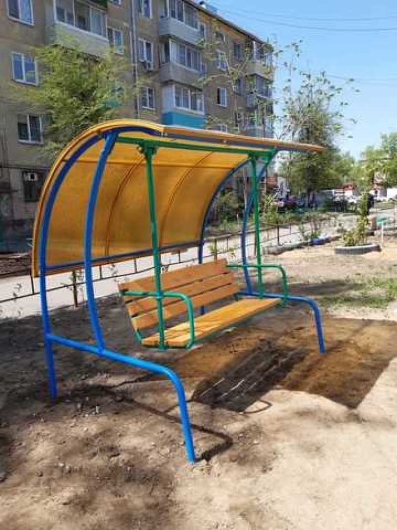 Качели с навесом